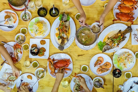 待到螃蟹肥时幸福家庭最美的景象是晚餐时吃着各背景