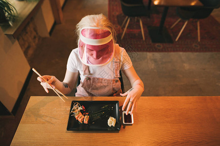 有魅力的女孩坐在舒适的日本餐厅里图片