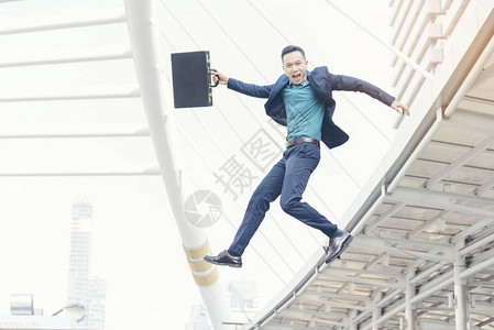 成功的商人在空中跳跃欢乐的生意图片