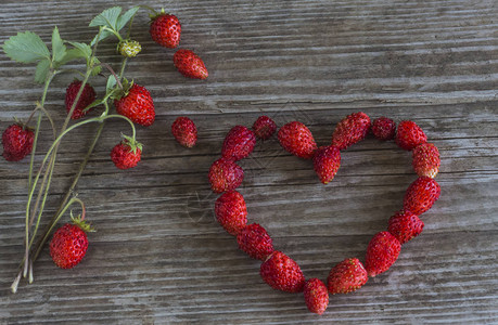 浪漫的心与草莓搭配在一起在图片