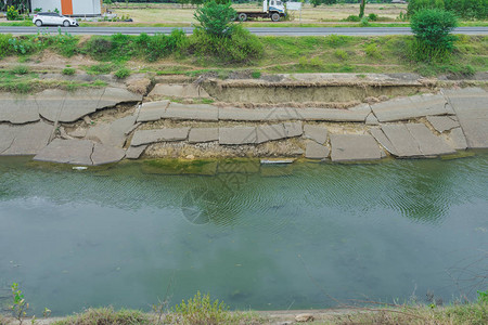 混凝土墙中的灌溉渠将水从库输送到泰国雨季干燥的农民的农业区背景图片