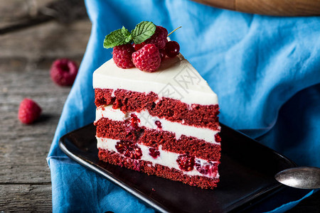 木板上的红色天鹅绒蛋糕片覆盆子蛋糕恶魔蛋糕婚礼生日蛋糕美味的甜点传图片