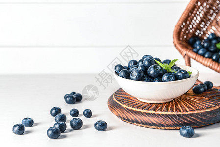 桌上有成熟蓝莓的碗图片