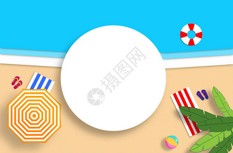 夏季背景与完美的沙滩蓝色大海条纹伞彩色地毯丁字裤球救生圈和棕榈树枝背景图片