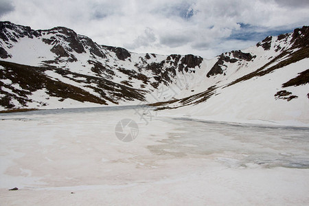 山顶湖通往埃文斯山的路上结冰的湖图片