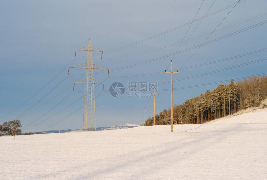 冬季景观中的电力线交叉20kV380kV下的电力线交叉电力线电图片