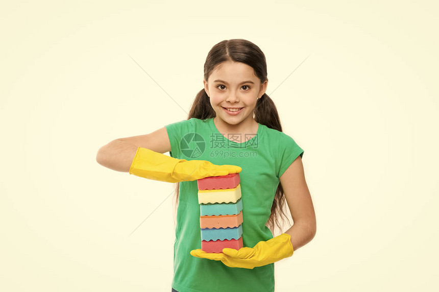 洗碗是我的乐趣小管家戴着橡胶手套拿着洗碗海绵准备好家庭帮助的小女佣可爱的厨房女仆家务图片