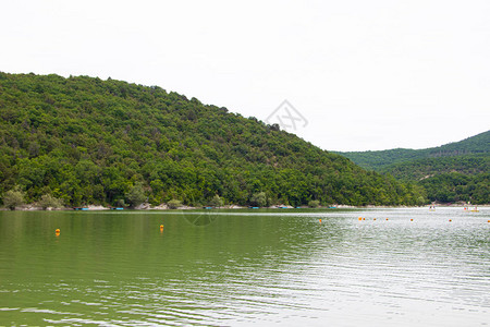 苏科的柏树湖景点阿纳帕绿湖水清澈旅行俄罗斯的质树背景图片