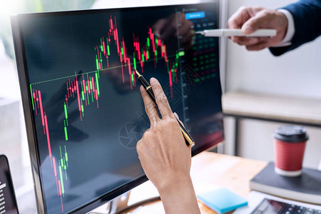 业务团队投资企业家交易讨论和分析数据股票市场图表和图表谈判和研究预算图片