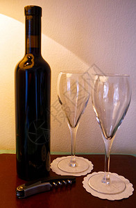 葡萄酒杯和一瓶红酒瑞士提图片