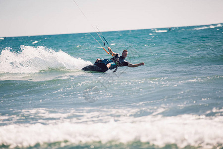 风筝冲浪人在海浪上骑风筝图片