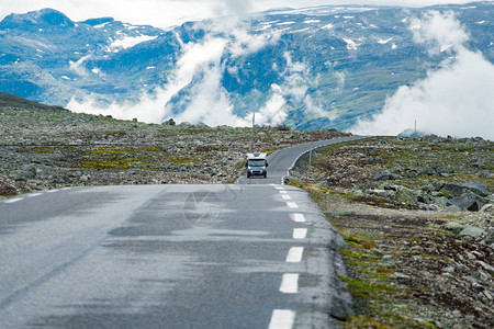 在挪威山区的露营车旅游度假和旅行大篷车房在山路上行驶图片