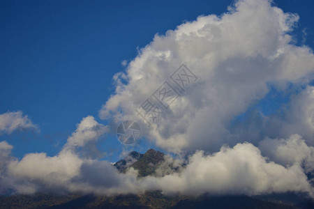 不丹山的全景被大片的白云所覆盖背景图片