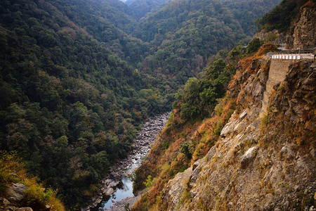 山坡上的山峡烟雾峡谷闪亮的河流喜马拉图片