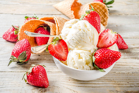 自制草莓香草冰淇淋配新鲜草莓甜浆果夏季甜点木质图片