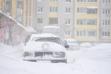 汽车被雪堵住图片