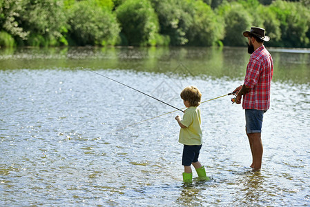 父亲和儿子钓鱼小帮手钓鱼父亲和儿子钓鱼在一起的家庭时间幸福的家庭观念图片