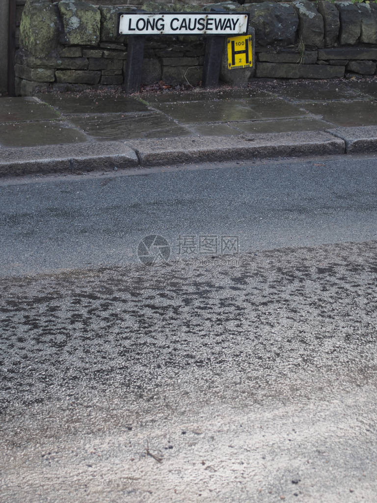 在雨火标志和被称为西日桥长道的公路上铺图片