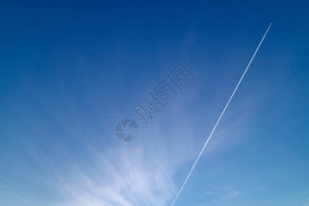 飞行机在Cirrus云和蓝天空的背图片