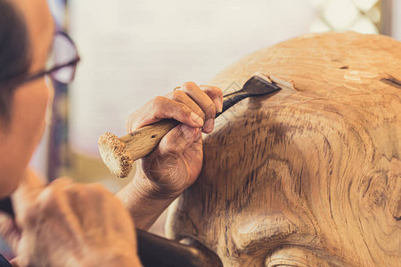 在泰国清迈手工艺木匠雕刻图片