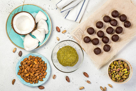 手工制作的巧克力瓜子球和烹饪素食用甘蔗的马兹潘踏上自制图片