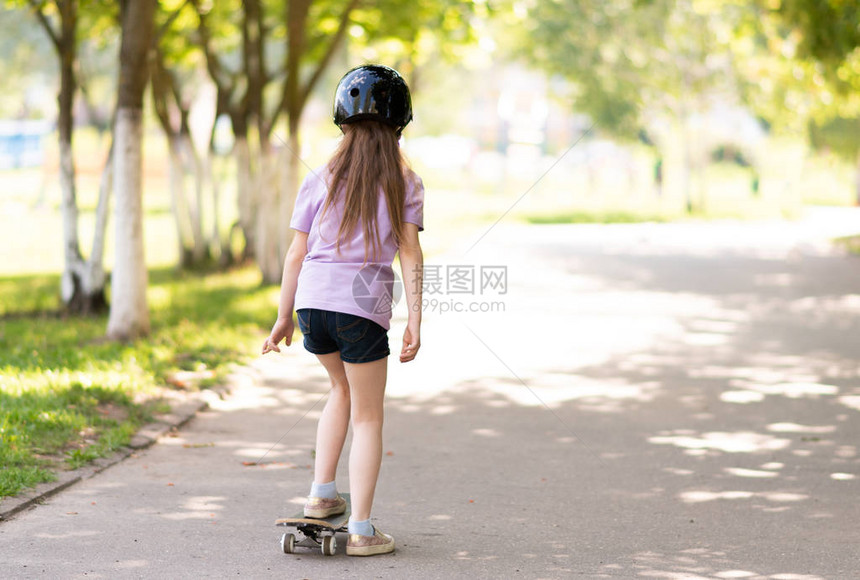一个小女孩背着滑板骑在后面不管图片