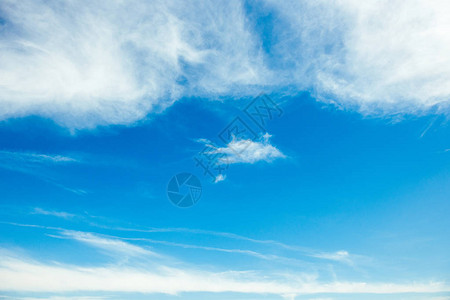 蓝天与散落的白云广角图片