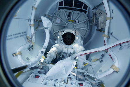 航天飞机控制面板的宇航员图片素材