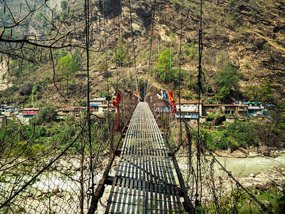 尼泊尔Annapurna电路横跨河流的长途图片