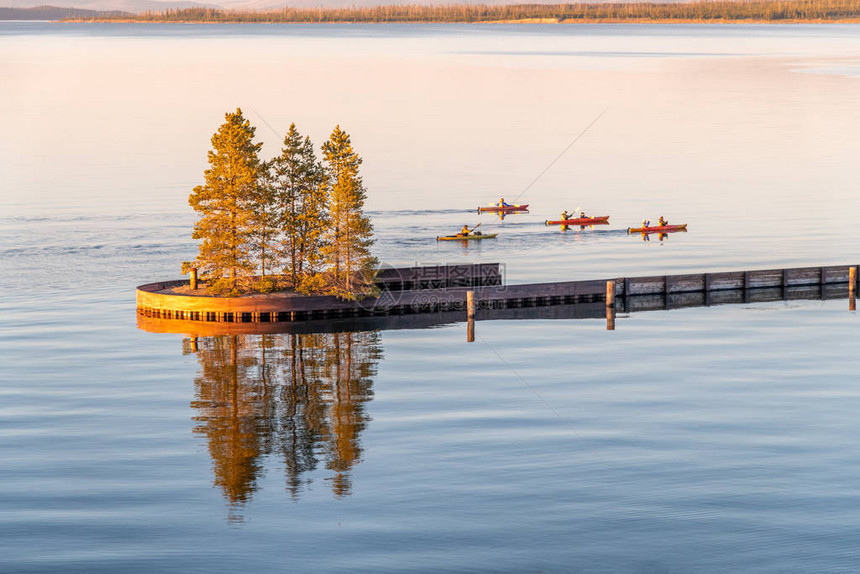 黄石湖日落时的独木舟树木倒影图片