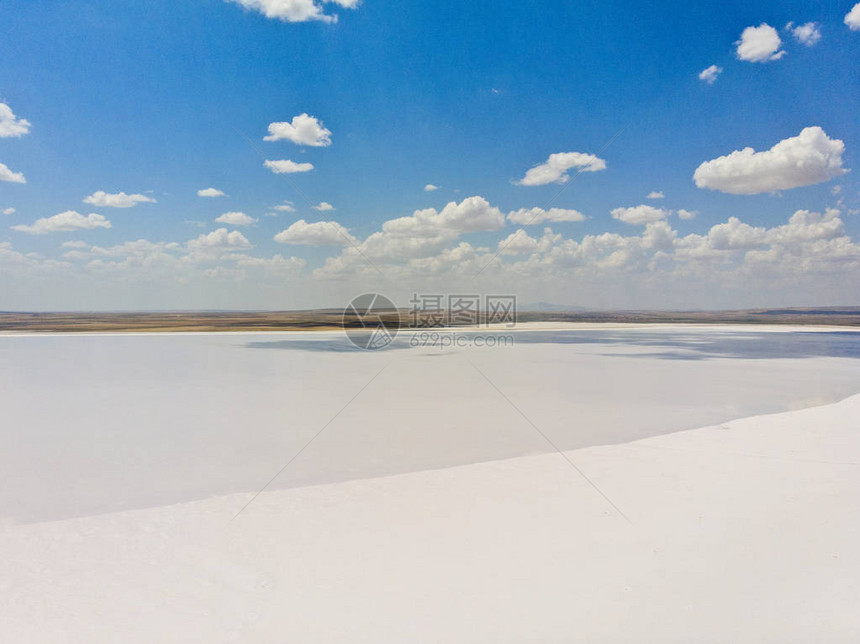 也是世界上最大的高盐湖之一图片