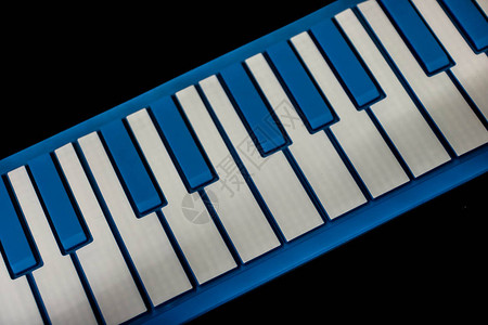 现代钢琴键钢琴演奏蓝键和白键图片