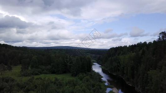 查看在森林河流上的木桥水平影视素材供游客穿越森林河流的悬空木图片