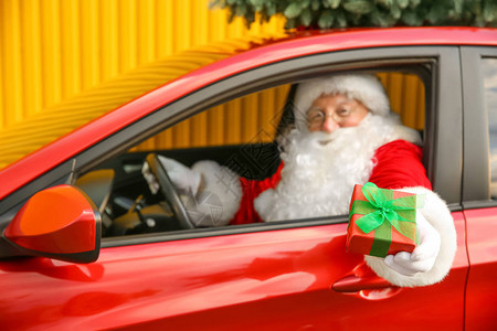 圣诞老人坐在车里时送圣诞礼背景图片