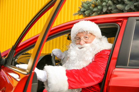 坐在现代汽车里的圣诞老人背景图片
