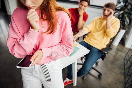 学校同学嘲笑她时却持着智能手机的悲伤女背景图片