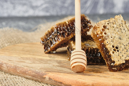蜂蜜和蜂蜜在木板上的蜂蜜以图片