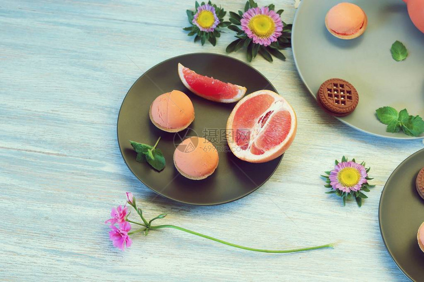 天然的冰淇淋糖霜葡萄精薄荷木制桌上的鲜花美味和健康的甜点图片