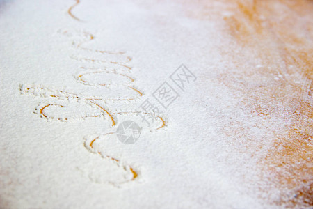 面粉字写在木头上的面粉上图片