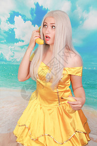 性感女郎穿着黄色时装的漂亮金发美背景