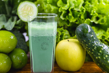 深色木背景上的绿色冰沙健康冰沙草本鸡尾酒绿色水果和蔬菜健康食图片