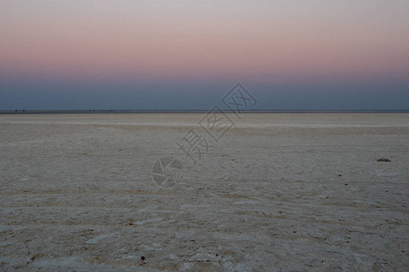马卡迪盐田的日落浪漫黄昏的地平线空旷的平原图片