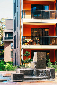 喷洒在公寓住宅楼的建筑综合体和户外设施图片