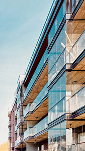 住宅楼和户外设施的现代玻璃结构详情以及户外设施请查看InfoFin图片