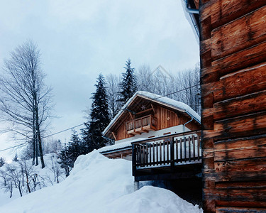 Goisern村的房屋建筑和冬季雪景观背景图片
