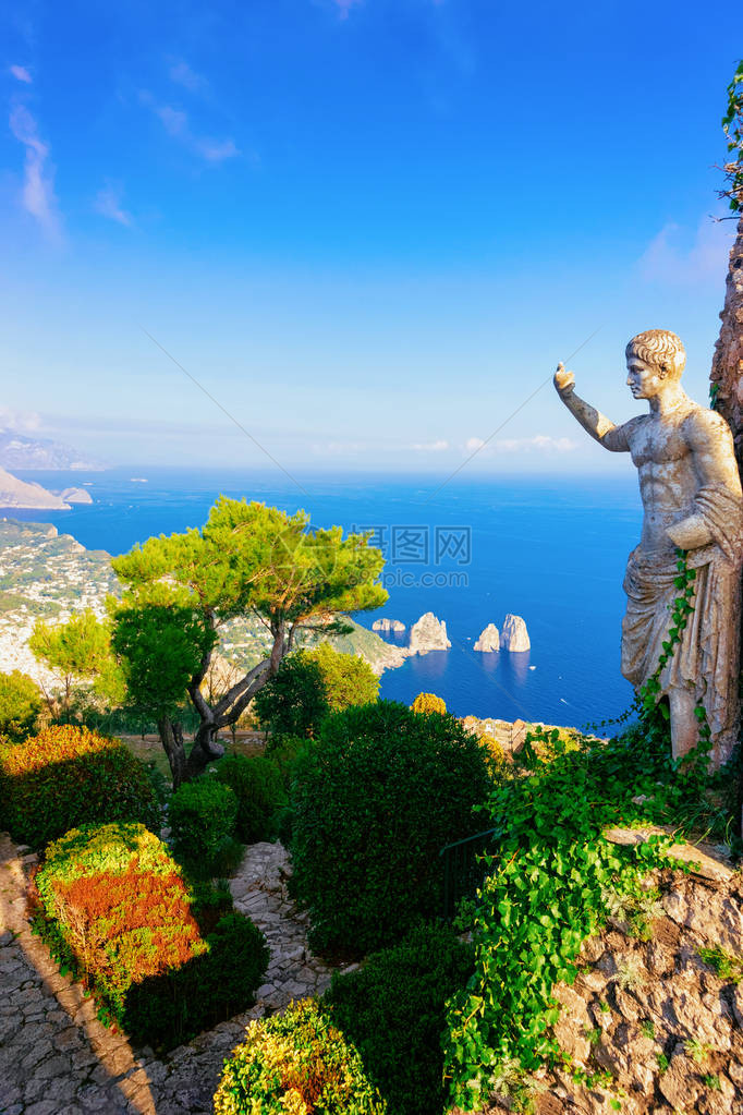 意大利卡普里岛镇的雕像和花园图片
