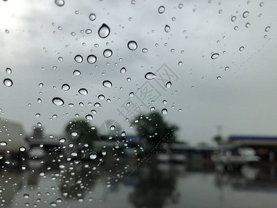 路面模糊的雨滴雨天城市交通堵塞车挡图片