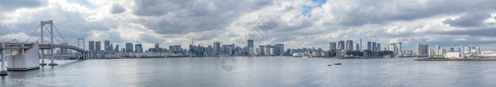东京港口全景货船和商业码头以及左图片