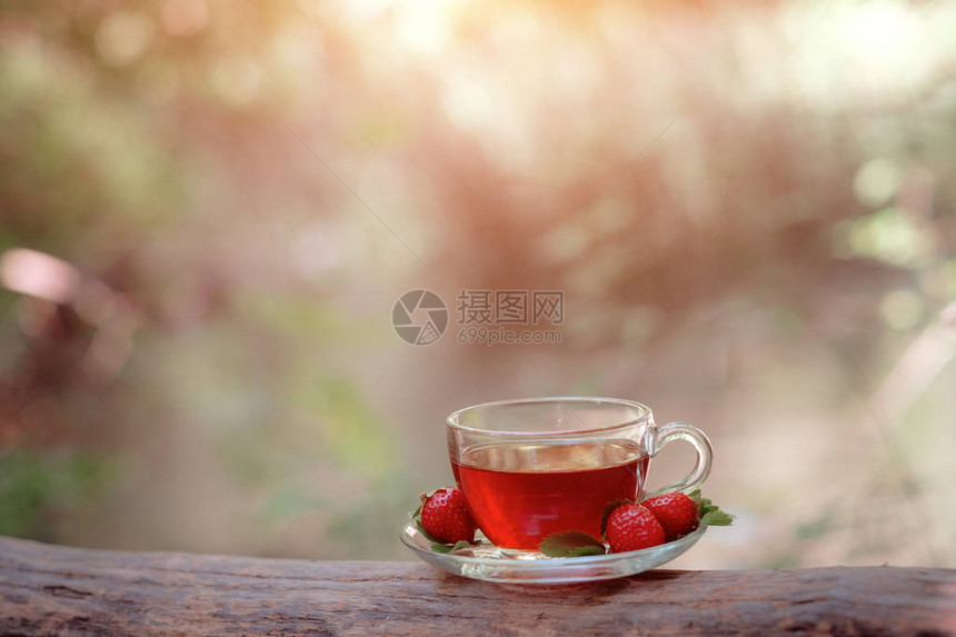 水果红茶与野生浆果在玻璃杯中图片
