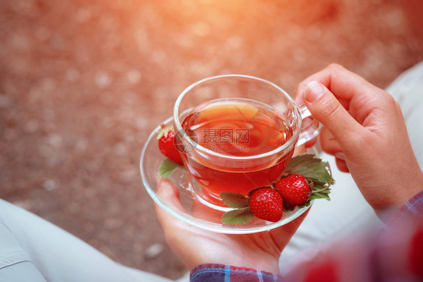 水果红茶与野生浆果在玻璃杯中图片